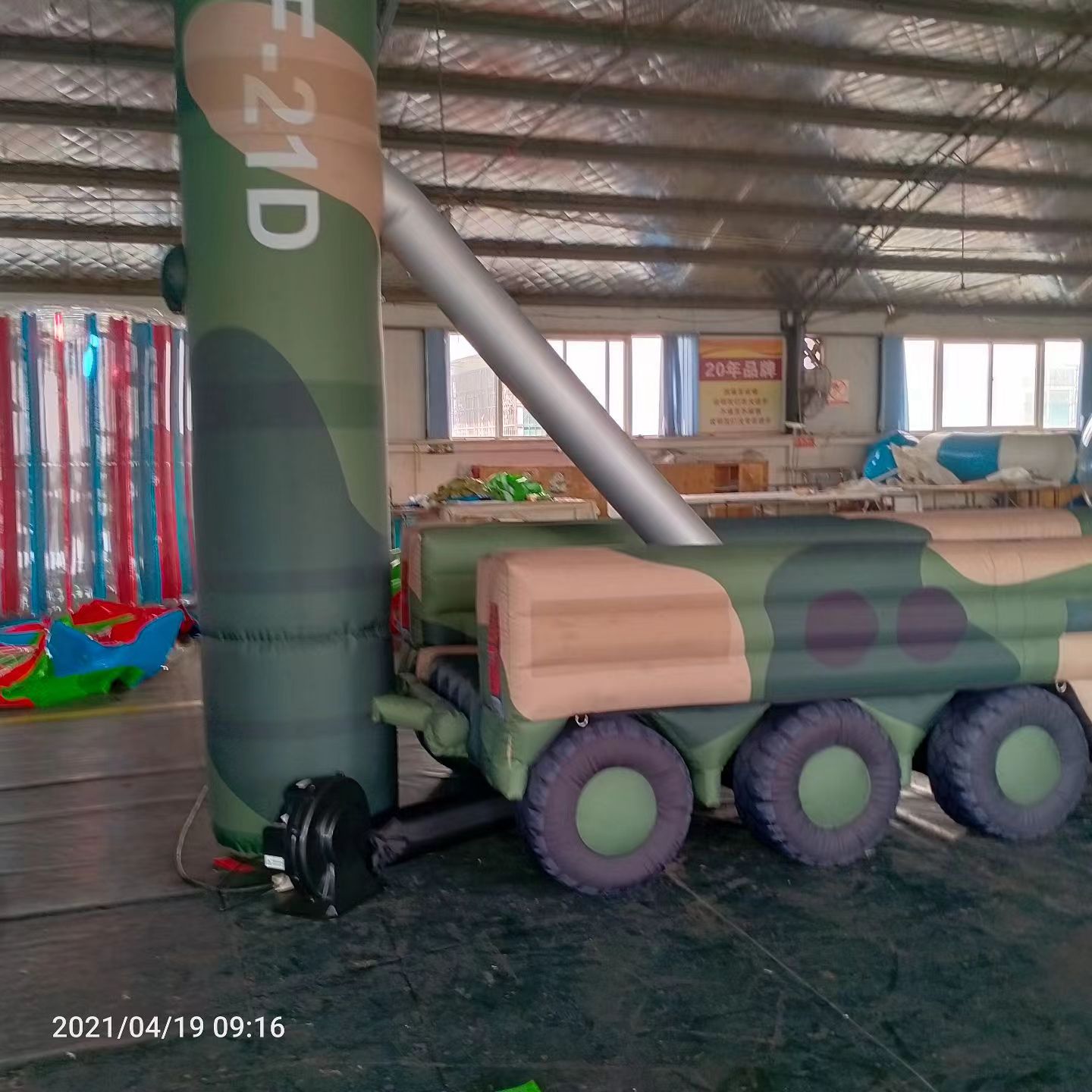 兴安盟军事演习中的充气目标车辆：模拟发射车雷达车坦克飞机